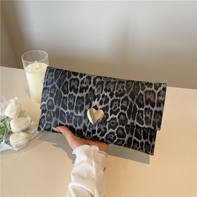 Pochette enveloppe polyvalente et simple, haut de gamme, tendance, imprimé léopard, cœur en métal, nouveau style été 2025_voghion.com