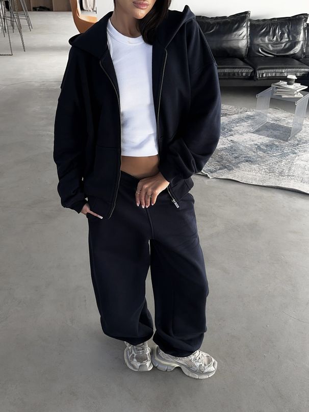 Completo casual da donna con felpa con cappuccio e pantaloni della tuta: completo streetwear in due pezzi, tessuto elasticizzato morbido, colori tinta unita alla moda per autunno e primavera._voghion.com