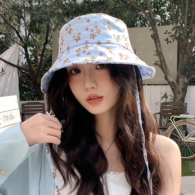 Piccola e fresca collezione floreale da pescatore per donna, primavera ed estate, con la bellezza del piccolo cappello a bombetta, parasole e crema solare._voghion.com