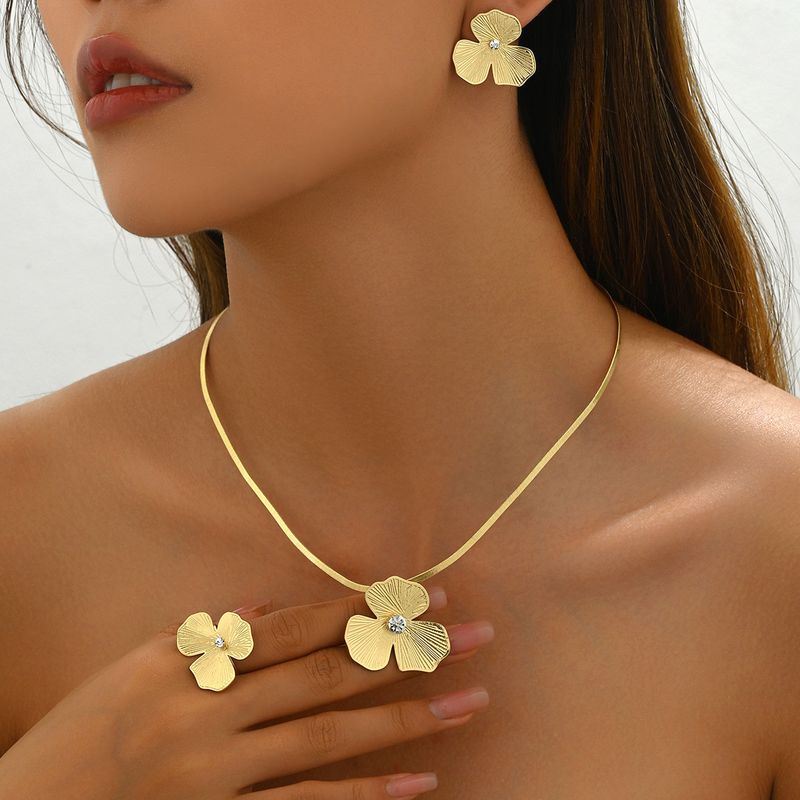 Set di gioielli da donna, semplice e alla moda, con collana e anello, set di gioielli con design a trifoglio e fiore, orecchini in zircone intarsiato._voghion.com