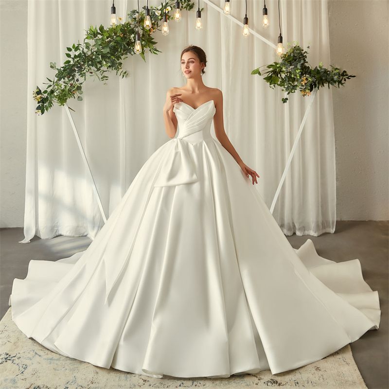 Abito da sposa semplice in raso con strascico e scollo a cuore, senza spalline, con fiocco grande e svolazzante, abito da sposa in raso con palla_voghion.com