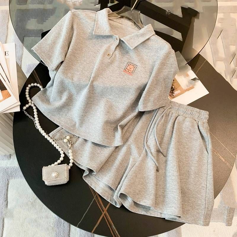Damenbekleidung High-End-Sportanzug für Damen Sommer Neuer Stil Modischer All-Match-Zweiteiler mit grauen Kurzarmshorts_voghion.com