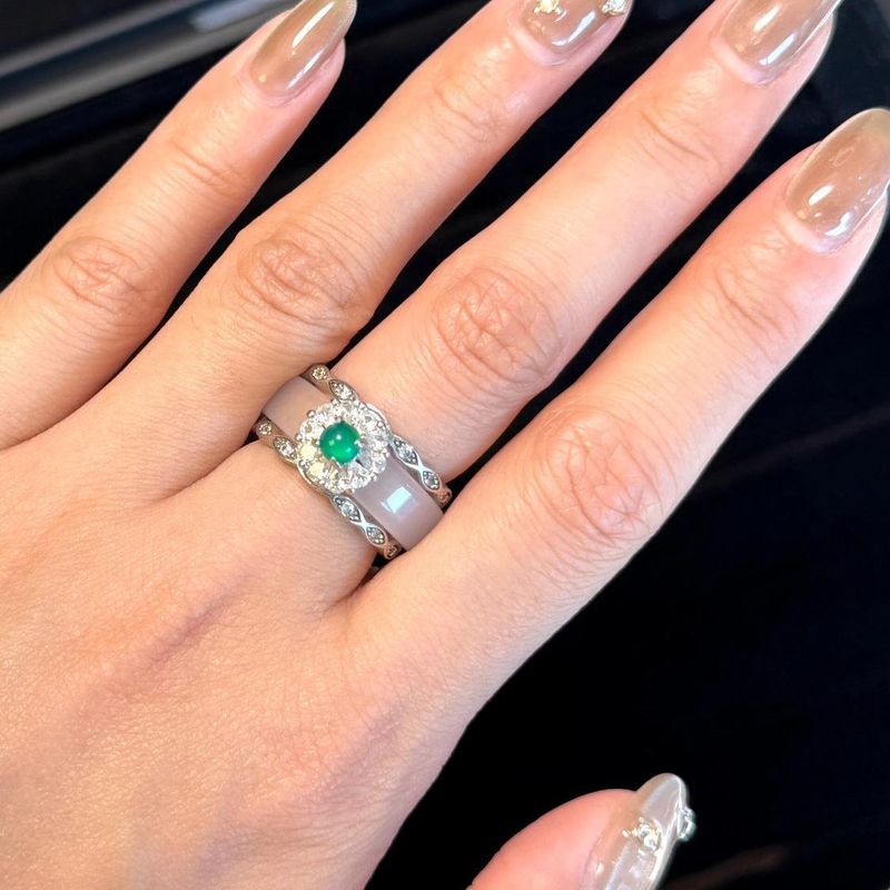 Nuovo stile cinese, fresco e intarsiato con zircone smeraldo, un anello per l'indice versatile e alla moda per le donne._voghion.com