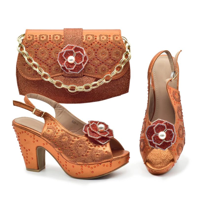 Für die Dinnerparty kombinieren Sie Stereo-Parkett-Perlen-Sandalen mit einem Handtaschenset mit Punktdiamanten in derselben Farbe_voghion.com