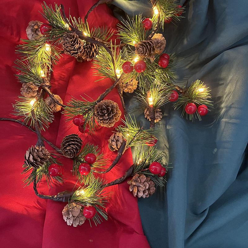 2M Battery-Operated Pinecone & Bell Fairy Lights - Flashing LED String Lights For Indoor Christmas Decor (Red Berries, IP43)_voghion.com