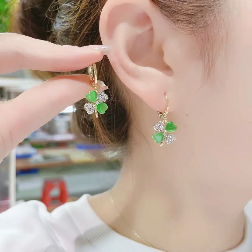Orecchini a forma di fiore con quattro foglie e occhio di gatto con diamanti per le donne, orecchini di design di nicchia alla moda, orecchini di lusso leggeri e temperanti_voghion.com
