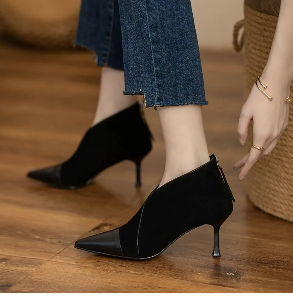 Damen-Wildlederstiefel: Trendige Stiefeletten mit spitzer Zehenpartie und hohem Absatz in Schwarz/Aprikose (Modell 2024) A15e_voghion.com