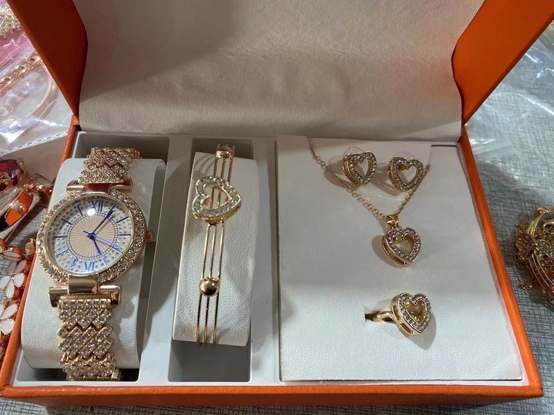 Explosive Style Ladies Roman Full Diamond English Watch Set 5pcs/set_voghion.com