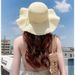 2 modieuze zomerse, frisse, golvende, grote strohoeden met brede rand, veelzijdige, casual strandparasols_voghion.com
