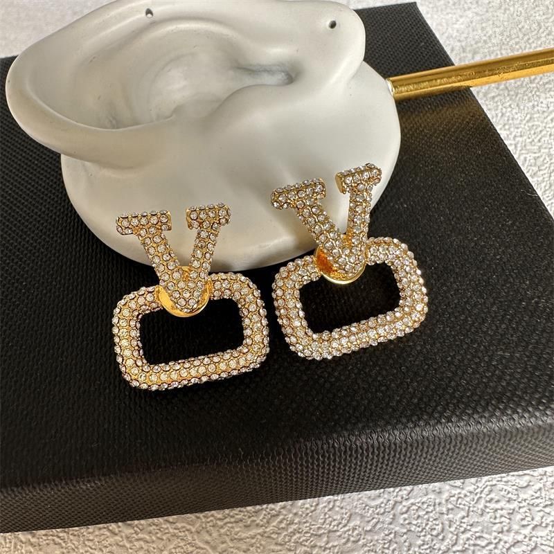 Hualun moda letra V diamante completo versão alta brincos de latão temperamento simples e de alta qualidade_voghion.com
