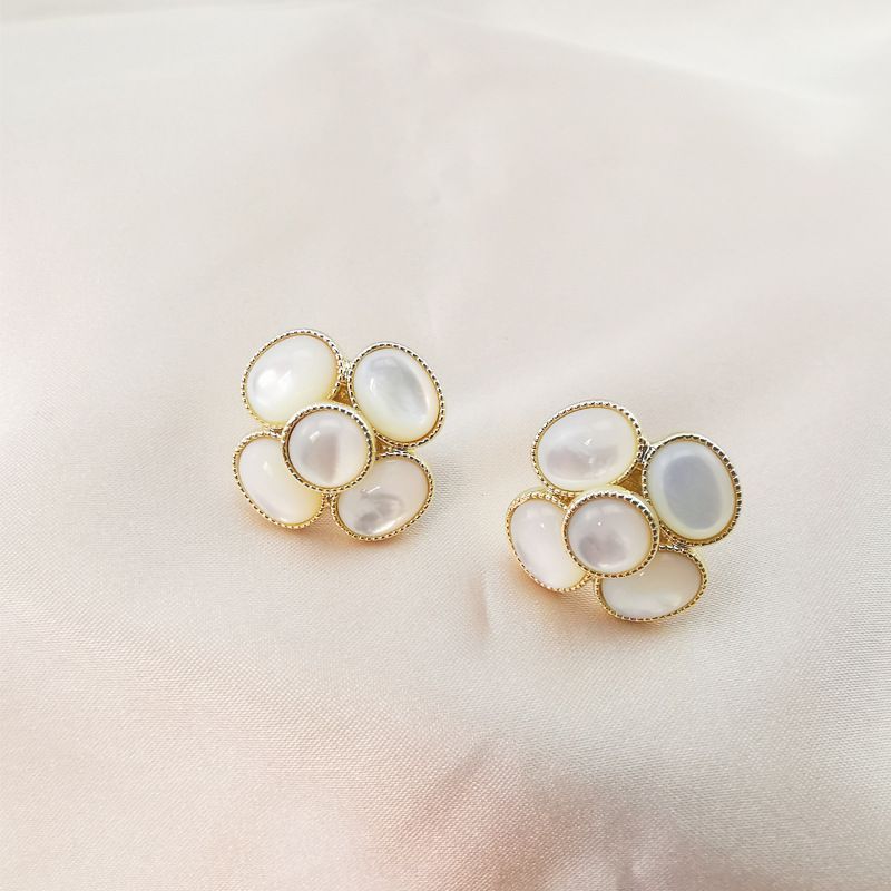 Orecchini da donna in madreperla naturale con camelia francese placcata in oro 14k, semplici e classici, temperamento_voghion.com