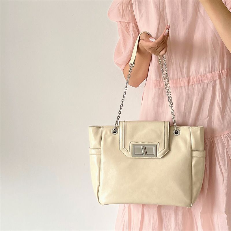Small niche design single shoulder lock buckle oil wax leather chain women's 2024 new tote large capacity bag_voghion.com