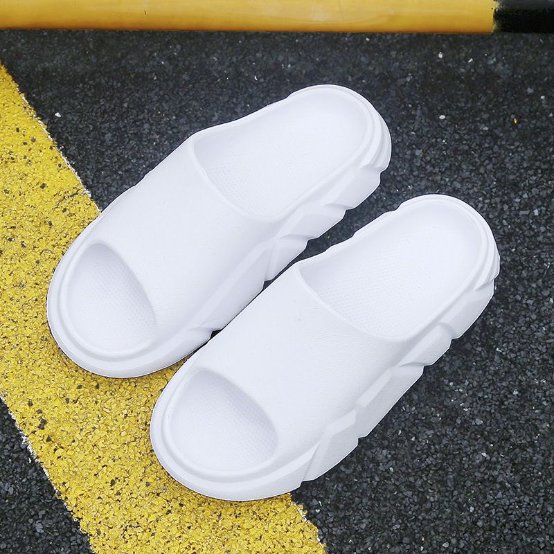 Neue Herren-Hausschuhe mit dicker Sohle, Sommerkleidung, trendig und rutschfest, mit dem Gefühl, auf Kot zu treten. EVA-Strandsandalen_voghion.com