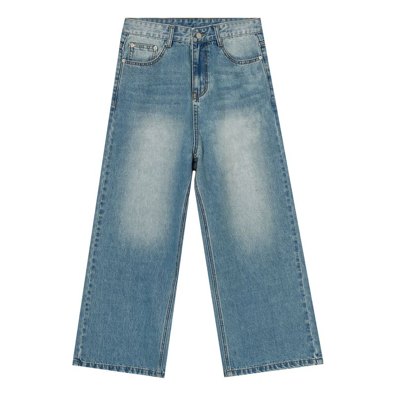 La tenue des hommes est ample avec un jean large bleu à jambe droite_voghion.com