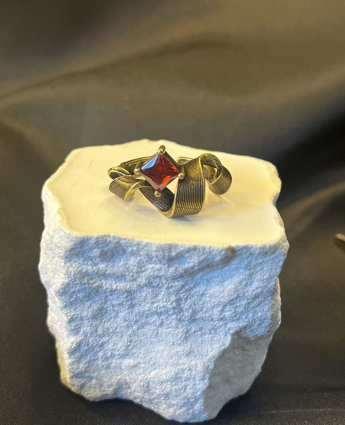 Wave Twist Arm Black Gold Brushed Satin Ribbon Pomegranate Red Gemstone Square Diamond Women's Style Ring_voghion.com