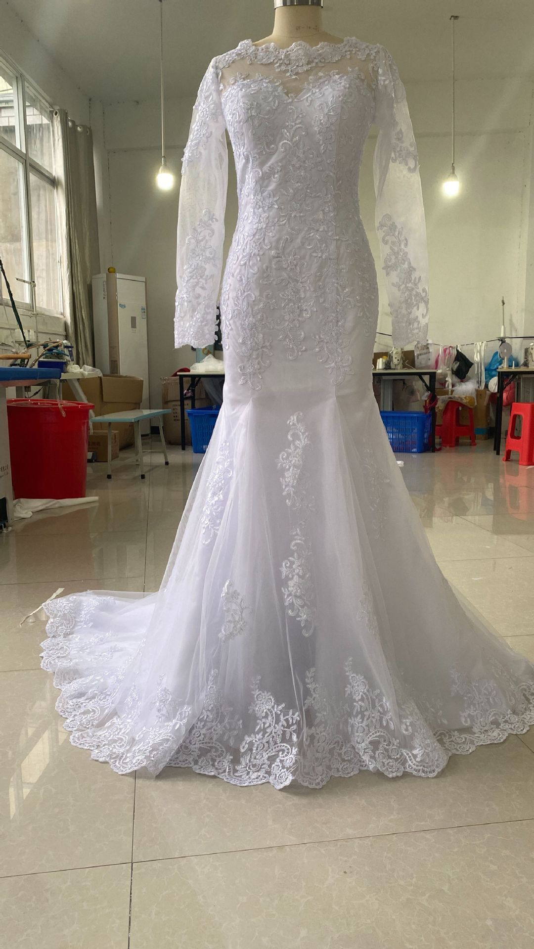 Damenbekleidung Hochzeitskleid im europäischen Stil, schmaler Fischschwanz, eine Schulter, lange Ärmel, offener Rücken, Hochzeitskleid_voghion.com