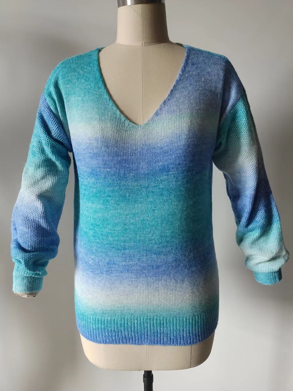 Pullover für Damen 2024 neuer unregelmäßiger Farbverlauf-Regenbogen-V-Ausschnitt-Mohair-Strickpullover_voghion.com