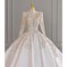 Elegante abito da sposa francese con maniche lunghe, scollo a V, abito da ballo in raso con dettagli in pizzo per la sposa_voghion.com