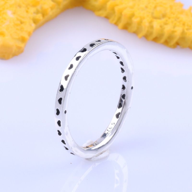 Damenschmuck, eleganter, versilberter Messingring in Herzform, durchbrochen zum Stapeln, klassisches Blumendesign, Unisex-Modeaccessoire_voghion.com