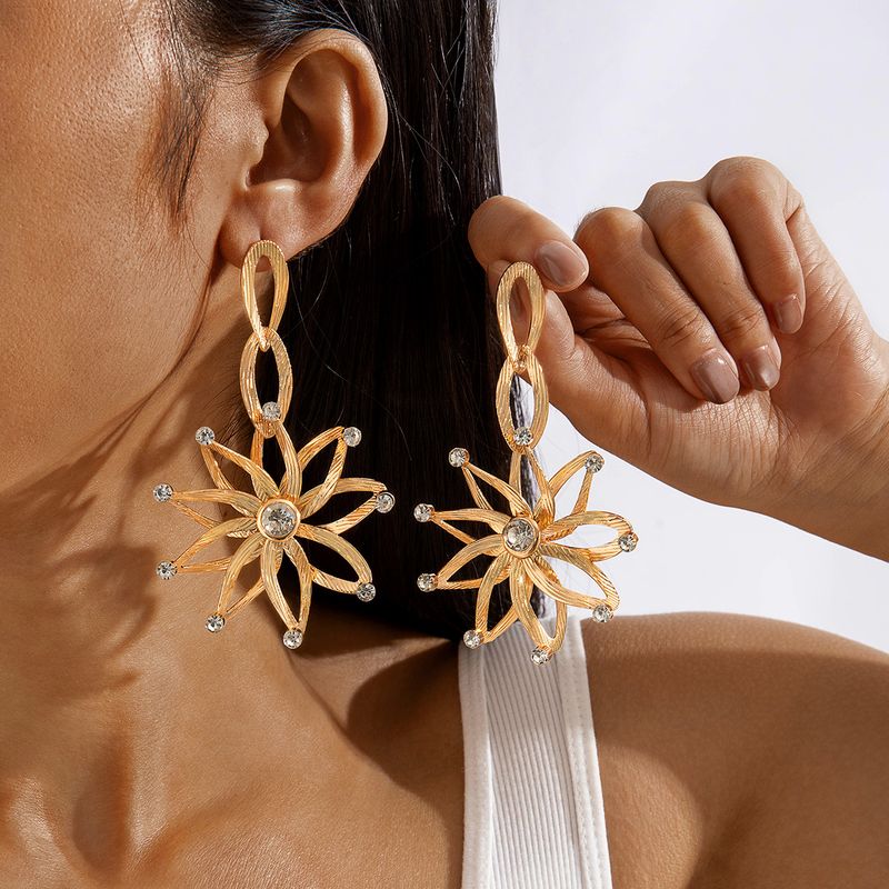 Mode Gold eingelegte Diamant Eisen elegante vielseitige High-End-Blume lange Ohrringe für Frauen_voghion.com