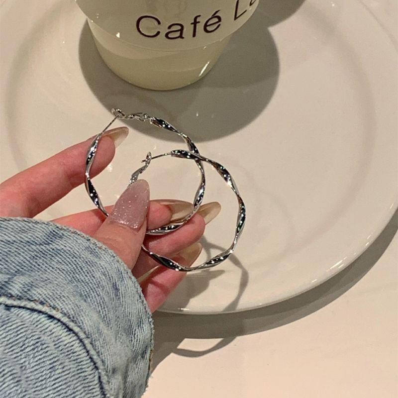 Grandi orecchini a cerchio in argento, unici e intrecciati, nuovi orecchini a bottone del 2023, design di nicchia di alta qualità per donna_voghion.com