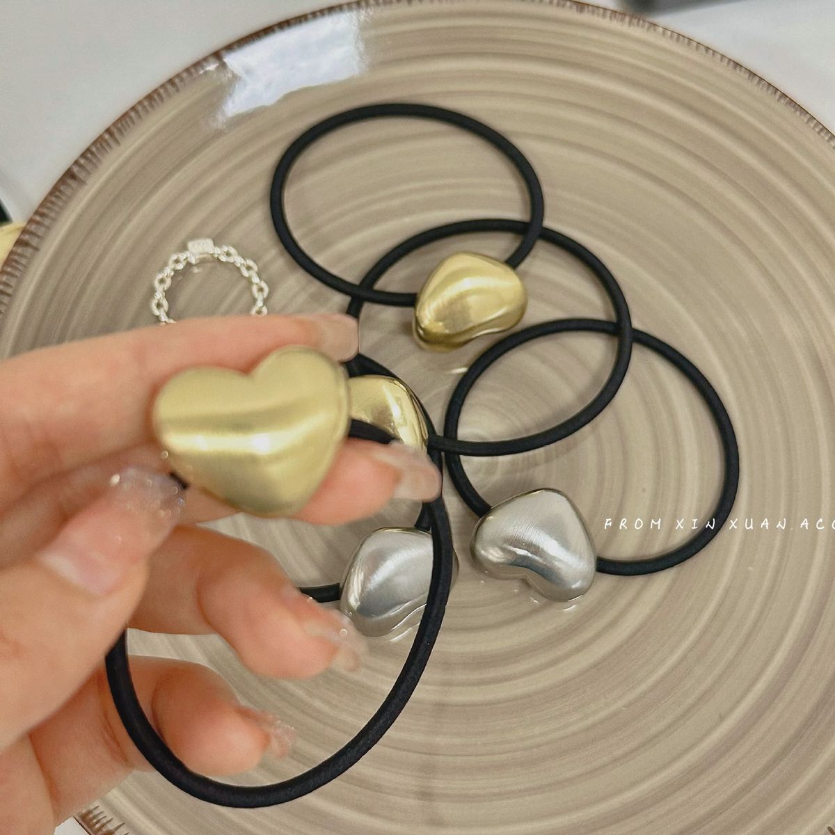 Corda per capelli elastica e lucida in metallo leggero spazzolato, semplice ed elegante, europea e americana, con coda di cavallo, non danneggia gli accessori per capelli_voghion.com