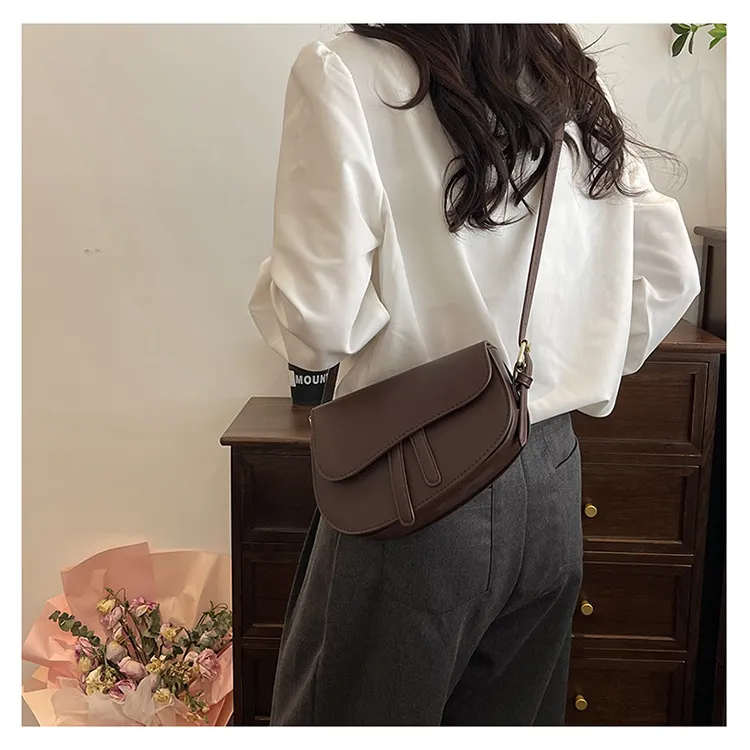 Paquet de niche de texture premium pour femmes, nouveau sac pour femme, sac à bandoulière populaire d'été, sac de selle à bandoulière simple_voghion.com