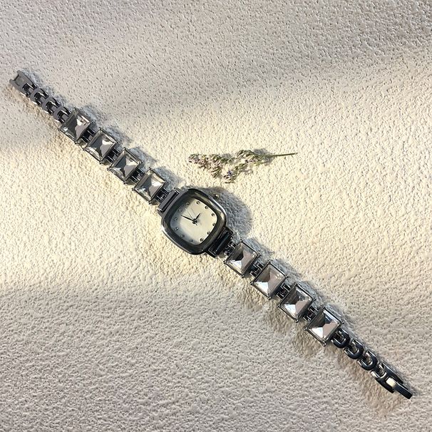 Orologio da donna con bracciale in madreperla e diamanti, modello quadrato a forma di cubo di zucchero intarsiato con diamanti, 2024_voghion.com