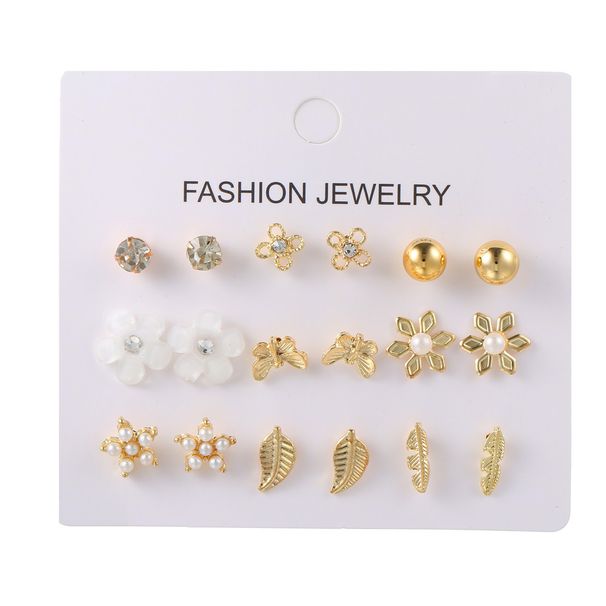 Negen paar parelbloemblaadjes met vijfpuntige stervlinderoorbellen in hetzelfde model. Oorbellen van internetberoemdheden._voghion.com