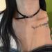 En Iche-design med svart spänne, halsband, mångsidigt dagligt tillbehör, kort krage, extremt enkel halsringning för_voghion.com