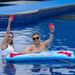 Aufblasbarer Beer-Pong-Tisch – wasserdichte schwimmende Spielstation mit Getränkehaltern und Eiskühler (Poolparty-Trinkspiele für Erwachsene am See)_voghion.com