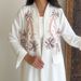 Eleganter weißer bestickter Kaftan – moderne, schlichte Mode mit 3D-Blumendetails_voghion.com