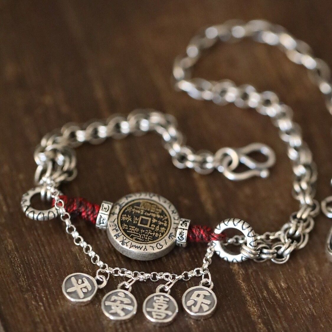 Cavigliera da donna con motivo fantasma di montagna e pace, design unico, bracciale con perline intrecciate in corda rossa e bottone in argento._voghion.com