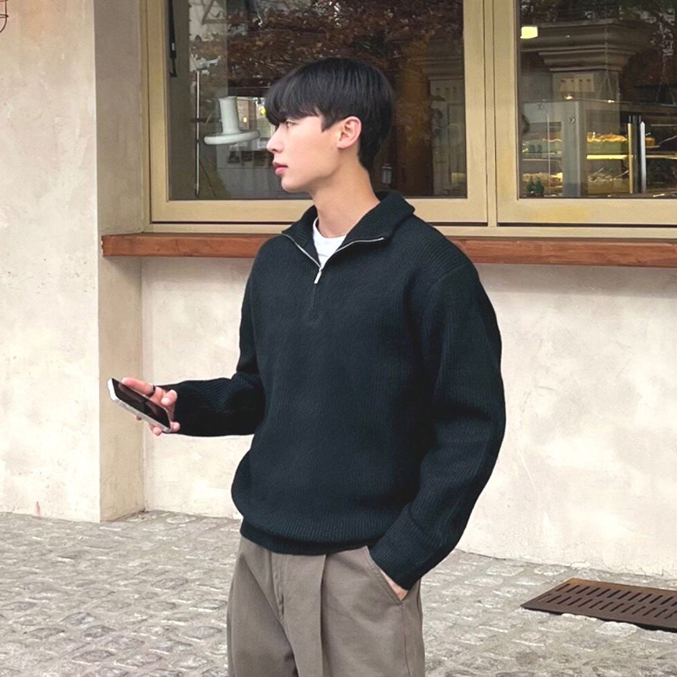 Herrenbekleidung: Strickpullover mit halblangem Kragen und Reißverschluss – Schmal geschnittener Pullover für Freizeit und Wärme – Weiches und atmungsaktives Material – Erhältlich in Schwarz und Grau_voghion.com
