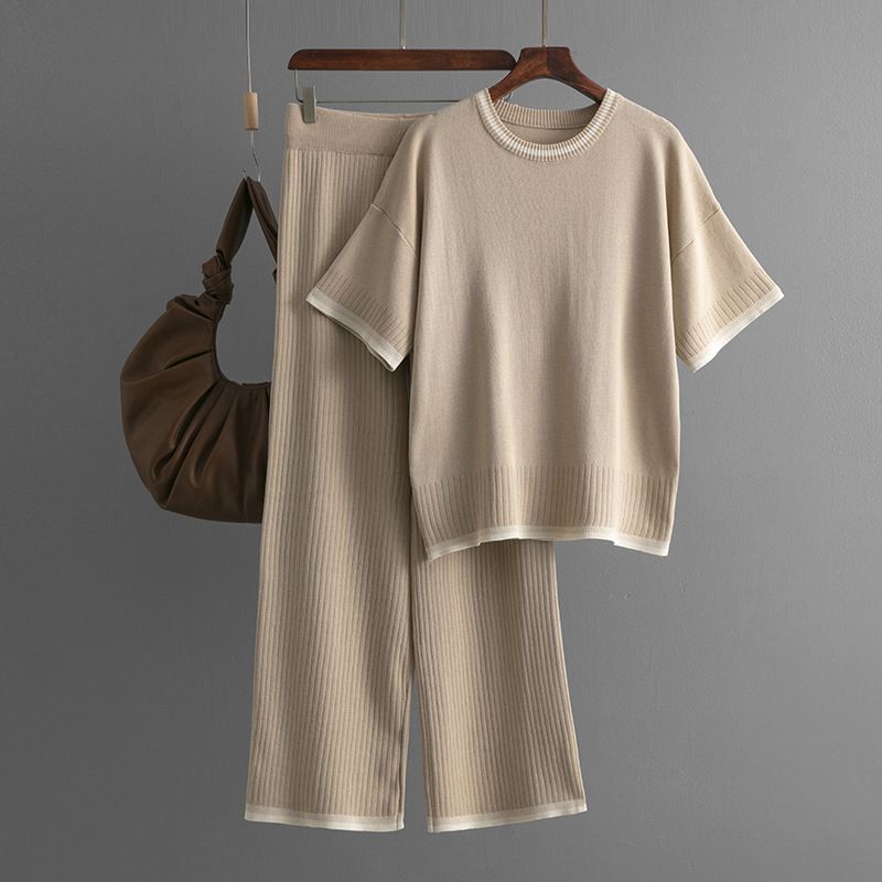 Damen Kurzarm-Oberteil mit geripptem Ausschnitt und enger Drapierungshose mit kontrastfarbenen Kanten, gestrickter zweiteiliger Anzug_voghion.com