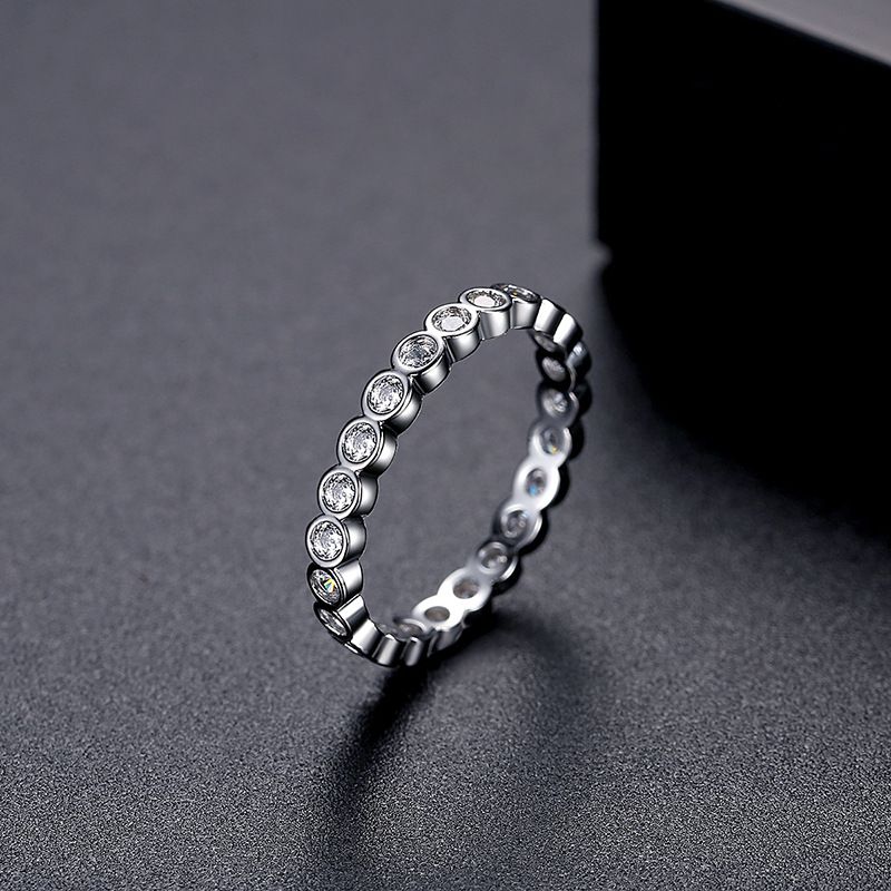 Gioielli da donna - Elegante anello solitario con zircone, design geometrico minimalista, fascia in rame con pietre scintillanti, misure 6-9 Bracciale con anello in zircone intarsiato_voghion.com