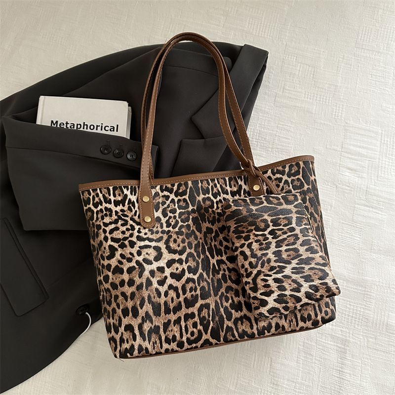 Large capacity leopard print bag for women 2024 new style fashion shoulder bag versatile ins hand held tote bag shopping bag_voghion.com