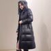 Casaco longo acolchoado feminino - Jaqueta de inverno justa na altura do joelho com 55% de plumas de pato branco, acolchoado de 9 painéis, cintura com cinto e capuz (tamanhos M-2XL)_voghion.com