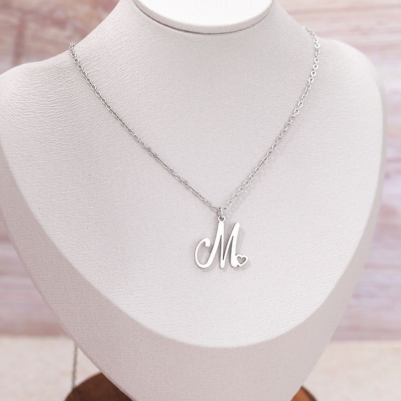 Colar de aço inoxidável com pingente em forma de coração da letra M, corrente de colar, colar feminino com textura clássica da moda,_voghion.com