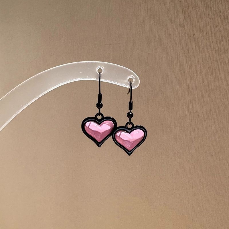 Ciondolo a forma di cuore rosa con guava, alla moda, con ganci per le orecchie neri, adatto per orecchini con viso rotondo._voghion.com