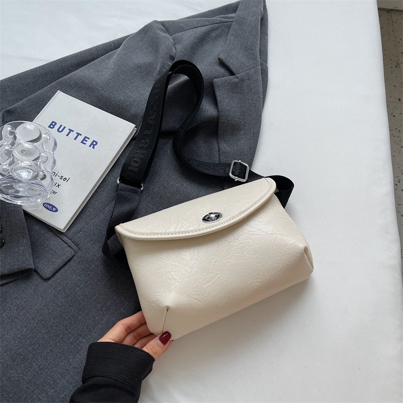 High-end Retro Niche Design Bag Women's New Explosive Style All-match Single shoulder Messenger chest bag super fire pocket_voghion.com