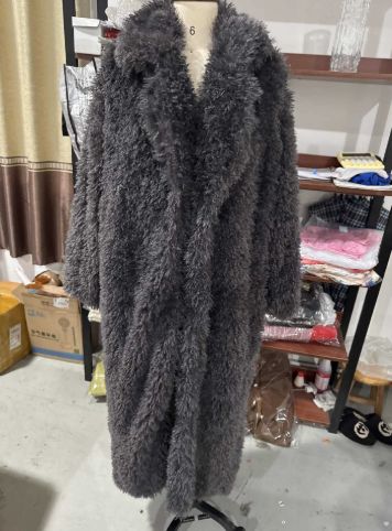 Moteriški drabužiai Pilkas pliušinis paltas su atlapu rudens ir žiemos laisvas tingus šiltas kailinis paltas_voghion.com