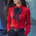 Elegante Bluse mit Fliege und Rüschen für Damen – Stilvolles langärmeliges Bürohemd in Unifarben (Weiß, Schwarz, Rot, Grau)_voghion.com