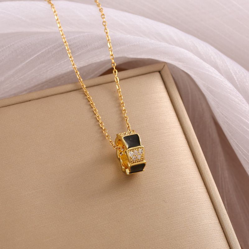 Designer titanium steel black and white Fritillaria snake bone diamond drop oil anti-slip necklace simple premium collarbone chain_voghion.com