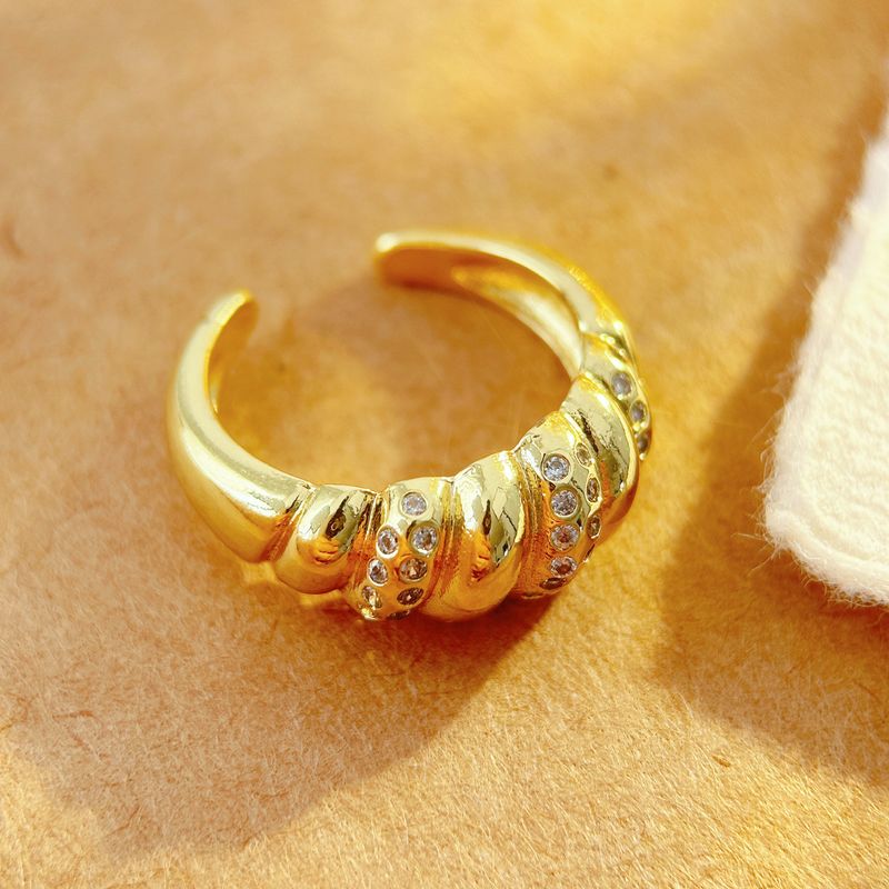 Light luxury style handmade cow horn package with zircon inlaid twisted thread surrounding design, women's personalized_voghion.com