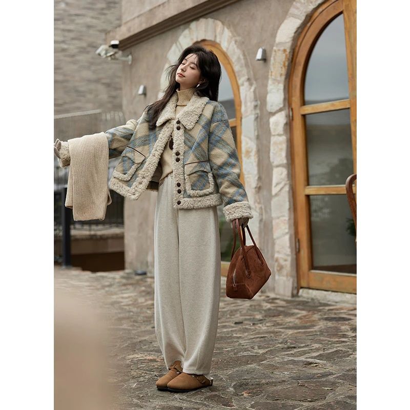 Casaco feminino Calm Calm vintage xadrez em lã de cordeiro, modelo curto, grosso e quente, para o inverno de 2025._voghion.com