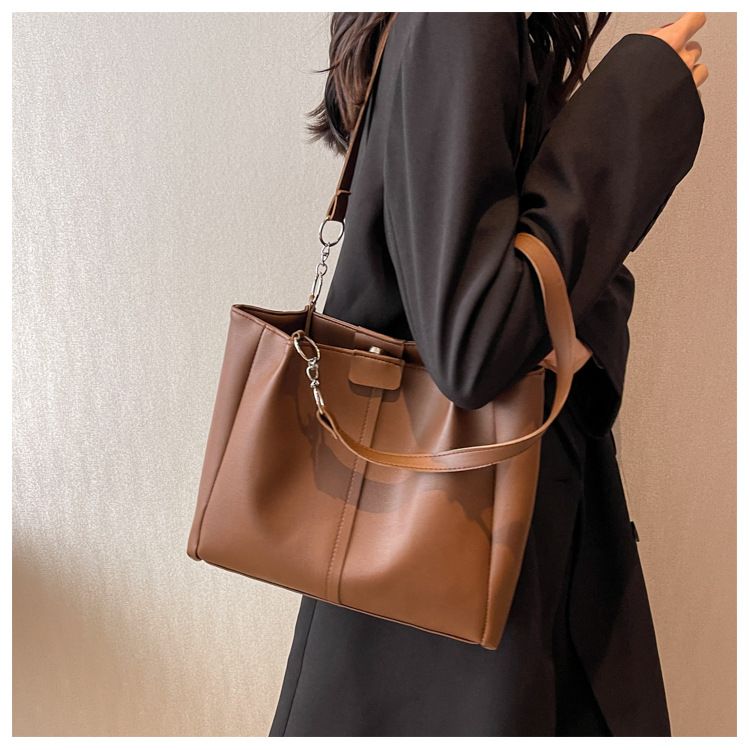Borsa tote estiva alla moda 2023 da donna di grande capacità per studenti universitari, borsa da pendolare con una spalla, shopping_voghion.com
