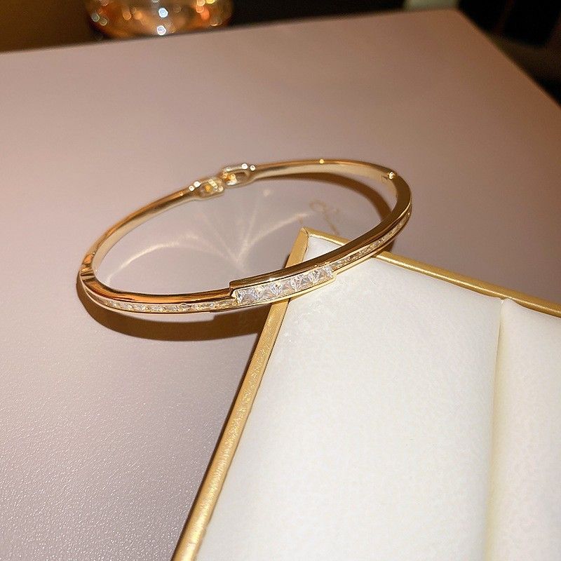 New Korean Zircon Letter Buckle Bracelet Fashionable and Elegant High Grade Feel Bracelet Internet Red Light Luxury Handpiece_voghion.com