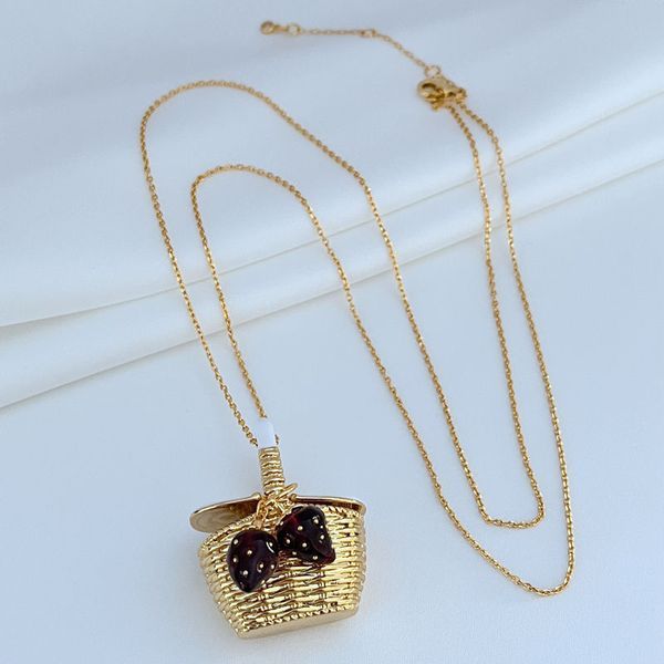 Collana di design fresca e carina in stile rurale alla moda, con tre petali di fiori dolci, adorabile cestino di fragole e api, perla._voghion.com
