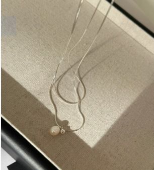 Collana con ciondolo di perle a doppio strato Ins, a strati con design di alta qualità, temperamento semplice, clavicola di lusso leggera di nicchia_voghion.com